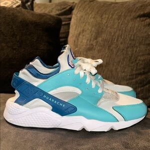 Nike Adult(Men) Teal and White HUARACHE Sneakers